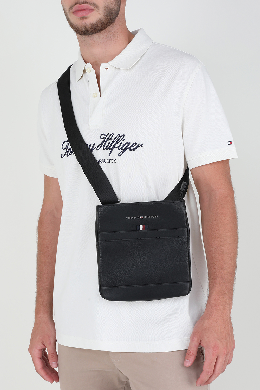 תמונת כל הלוק של תיק קרוס מיני מגורען TOMMY HILFIGER